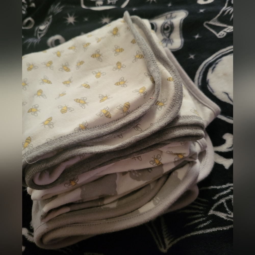Burts bees baby terry cotton swaddle blanket~NWOT. 🐝